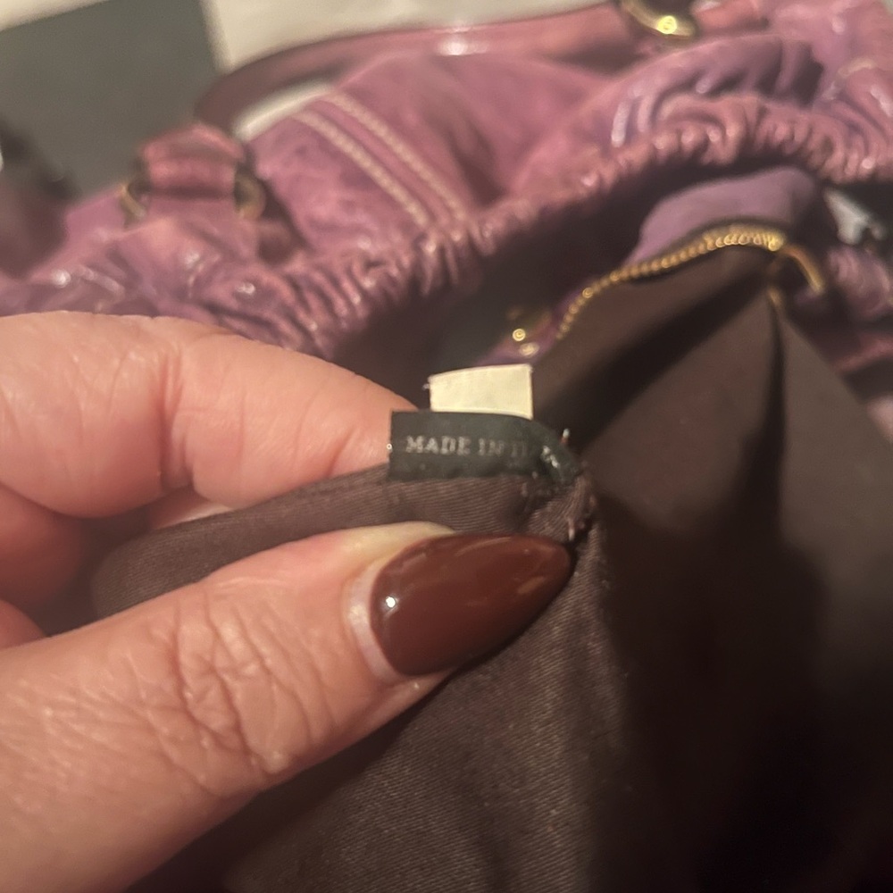 πGorgeous Miu Miu hobo bag in distressed purple leather. - Picture 11 of 12